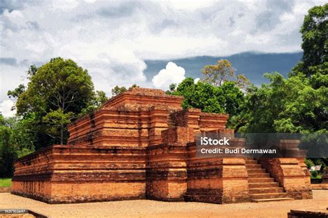 Srivijayan Temple Relief: A Journey into Divine Majesty and Intricate Storytelling!